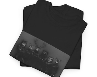 Camiseta con animales del bosque en forma humana y cabezas de animales. Gráficos en blanco y negro. Animales salvajes en el bosque.