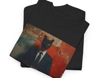 Un hombre con traje y cabeza de gato contra una pared colorida. Camiseta con arte de gato misterioso, camiseta gráfica única, humor de gato de dibujos animados.