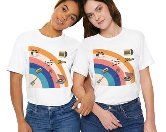 Camiseta vintage de música. Gráficos con instrumentos musicales. Arcoíris pastel. Batería, partitura, guitarra, tocadiscos y micrófono.