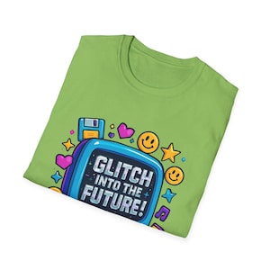 Könnte beinhalten: Hellgrünes T-Shirt mit einem Retro-Fernseher-Motiv und dem Text "GLITCH INTO THE FUTURE!". Das Design beinhaltet eine Diskette, Herzen, Sterne, Noten und Smiley-Gesichter in verschiedenen Farben.
