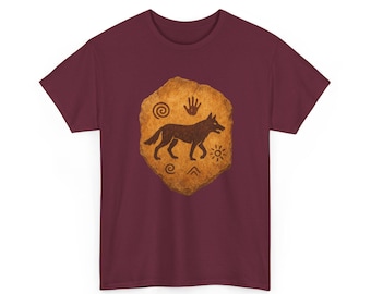Camiseta de arte rupestre de lobo, diseño de pintura rupestre primitiva, símbolos prehistóricos, espíritu animal tribal antiguo, obra de arte de la Edad de Piedra.
