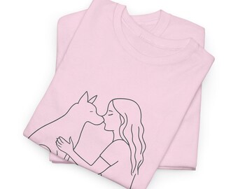 Camiseta con un perro, una niña y la frase "Mi hogar está donde tú estás". Camiseta para amantes de los perros. Gráfico minimalista con un perro.