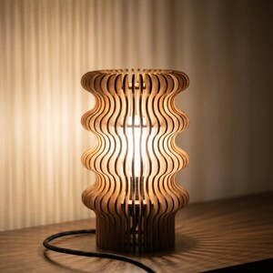 Lámpara de sombra escultural italiana de madera de abedul Kabuff Welle