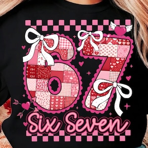 Könnte beinhalten: Schwarzes Sweatshirt mit einem rosa-roten Patchwork-Design der Zahlen "67" und den Worten "Six Seven". Die Zahlen sind mit weißen Schleifen und Herzen verziert. Ein rosa-weißer Karomuster-Rand umrahmt das Design.