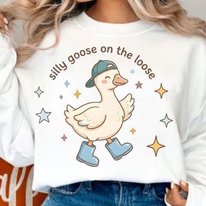 Lustige Gans auf freiem Fuß (PNG), Witziges Gänse-Meme-Shirt, Mütze Gans, Humor für Erwachsene, Trendiger Sublimationsdruck