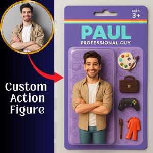 Może przedstawiać: Niestandardowa figurka akcji mężczyzny o imieniu Paul, oznaczona jako "Professional Guy", na fioletowym blistrze. Figurka ma na sobie beżową koszulę i niebieskie dżinsy. Akcesoria: paleta, pędzel, teczka, kontroler do gier i strój szefa kuchni.