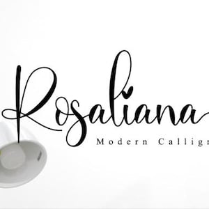 Può includere: Testo nero in corsivo che recita "Rosaliana" con "Modern Calligraphy" sotto. Una lampada da scrivania bianca e un orologio sono sullo sfondo. L'orologio indica che sono circa le 9:00.