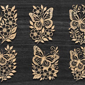 以下が含まれることがあります： レーザーカットされた木製の蝶と花の6つのデザイン。 各デザインは、複雑な羽の模様を持つ蝶が、花と葉に囲まれています。 作品は明るい茶色で、暗い背景に配置されています。