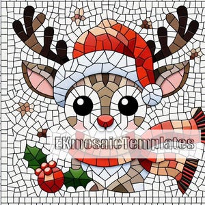 Peut inclure: Image de style mosaïque d'un renne portant un bonnet et une écharpe de Père Noël. Le renne a de grands yeux noirs, un nez rouge et des bois bruns. L'image comprend le texte "EkmosaicTemplates". Un design de vacances festif.