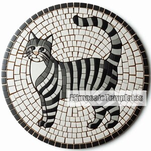 Puede incluir: Un mosaico redondo con un dise&ntilde;o de gato estilizado. El gato est&aacute; representado en baldosas negras, grises y blancas, con un patr&oacute;n de rayas en su cuerpo y cola. El mosaico est&aacute; rodeado por un borde de baldosas blancas y negras. El texto "EKmosaicTemplates" es visible.