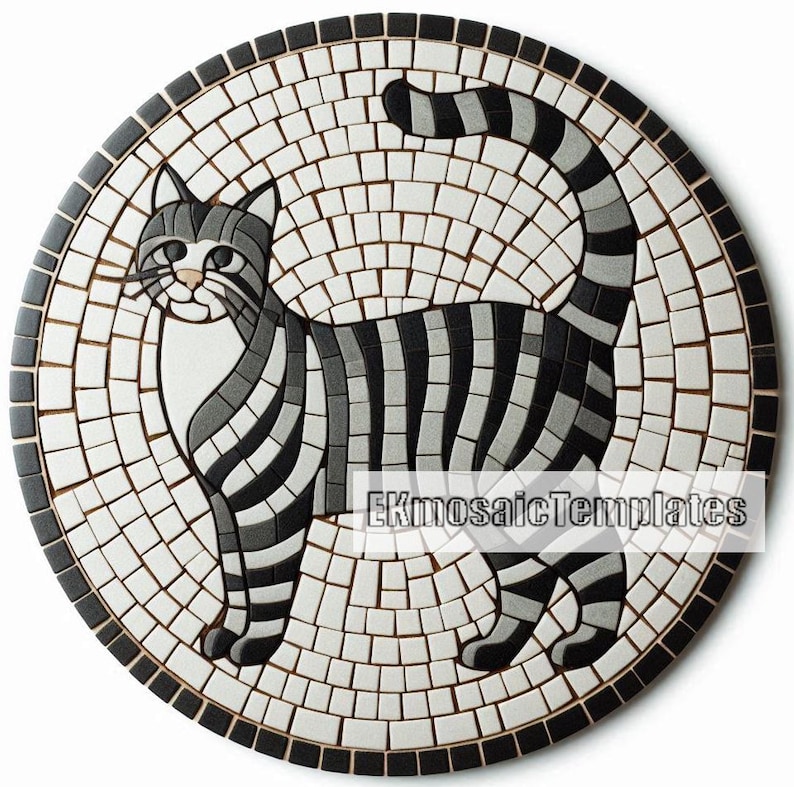 Puede incluir: Un mosaico redondo con un dise&ntilde;o de gato estilizado. El gato est&aacute; representado en baldosas negras, grises y blancas, con un patr&oacute;n de rayas en su cuerpo y cola. El mosaico est&aacute; rodeado por un borde de baldosas blancas y negras. El texto "EKmosaicTemplates" es visible.