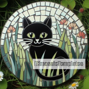 Puede incluir: Loseta de mosaico redonda con un gato negro de ojos verdes, rodeado de hierba verde y verde azulado y flores naranjas. El gato est&aacute; sobre un fondo de baldosas blancas. El texto "EKmosaicTemplates" es visible.