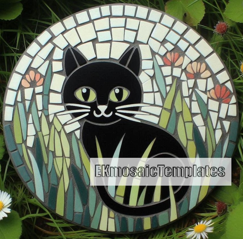 Puede incluir: Loseta de mosaico redonda con un gato negro de ojos verdes, rodeado de hierba verde y verde azulado y flores naranjas. El gato est&aacute; sobre un fondo de baldosas blancas. El texto "EKmosaicTemplates" es visible.