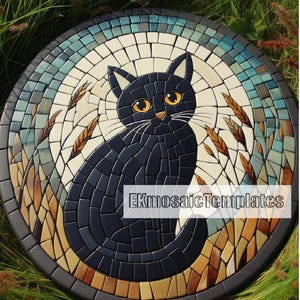 Puede incluir: Loseta de mosaico redonda con un gato negro de ojos amarillos, rodeado de espigas de trigo y un dise&ntilde;o de cielo azul y blanco. El mosaico est&aacute; hecho de peque&ntilde;as baldosas de colores y tiene un borde gris oscuro. El texto "EKmosaicTemplates" es visible.