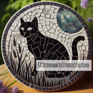 Puede incluir: Obra de arte de mosaico redondo que representa un gato negro sentado en la hierba bajo una luna. El gato est&aacute; hecho de azulejos negros, el fondo es blanco y el borde es azul oscuro. El texto "EKmosaicTemplates" es visible.