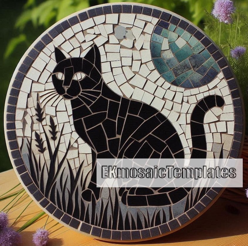 Puede incluir: Obra de arte de mosaico redondo que representa un gato negro sentado en la hierba bajo una luna. El gato est&aacute; hecho de azulejos negros, el fondo es blanco y el borde es azul oscuro. El texto "EKmosaicTemplates" es visible.