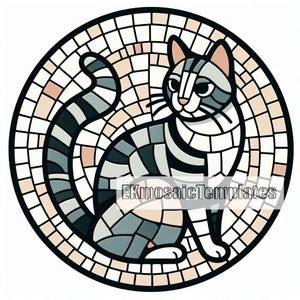 Puede incluir: Un dise&ntilde;o de gato en mosaico en un marco circular. El gato est&aacute; representado en tonos grises, negros y blancos, con cola y cuerpo a rayas. El fondo presenta un patr&oacute;n de mosaico en blanco y rosa claro. El texto "EKMosaicTemplates" es visible.