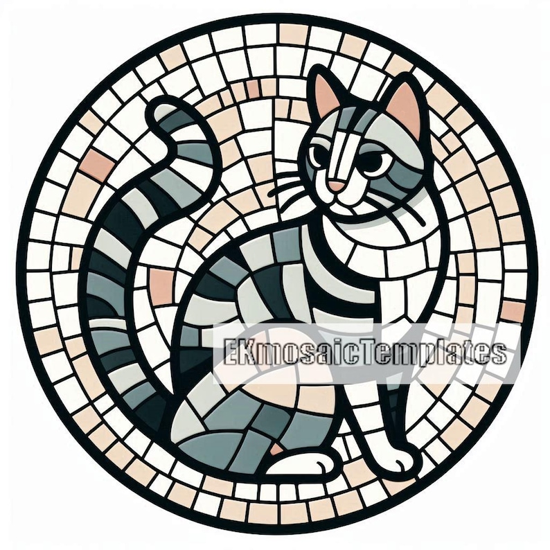 Puede incluir: Un dise&ntilde;o de gato en mosaico en un marco circular. El gato est&aacute; representado en tonos grises, negros y blancos, con cola y cuerpo a rayas. El fondo presenta un patr&oacute;n de mosaico en blanco y rosa claro. El texto "EKMosaicTemplates" es visible.
