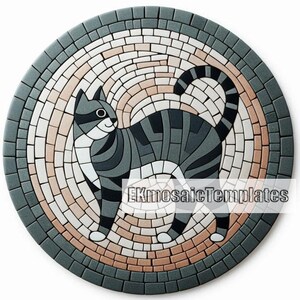 Puede incluir: Un dise&ntilde;o de gato en mosaico redondo en tonos grises, blancos y beige. El gato est&aacute; representado de forma estilizada, con cola y cuerpo a rayas. El mosaico est&aacute; enmarcado por un borde gris oscuro. El texto "EKmosaicTemplates" es visible.