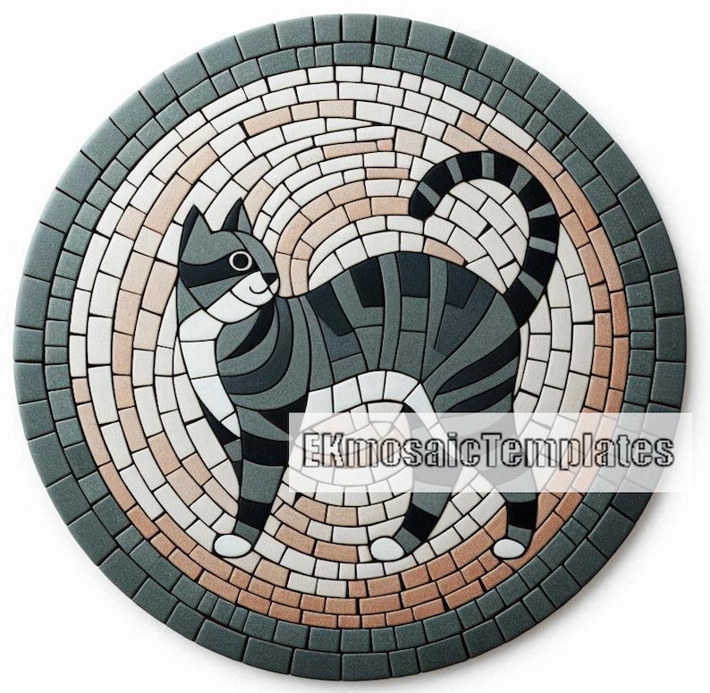 Puede incluir: Un dise&ntilde;o de gato en mosaico redondo en tonos grises, blancos y beige. El gato est&aacute; representado de forma estilizada, con cola y cuerpo a rayas. El mosaico est&aacute; enmarcado por un borde gris oscuro. El texto "EKmosaicTemplates" es visible.