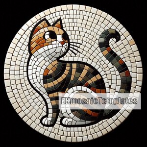 Puede incluir: Mosaico circular con dise&ntilde;o de gato. El gato presenta tonos marrones, negros, blancos y naranjas, con una cola larga y curvada. El mosaico est&aacute; compuesto por peque&ntilde;as baldosas cuadradas sobre un fondo beige claro.
