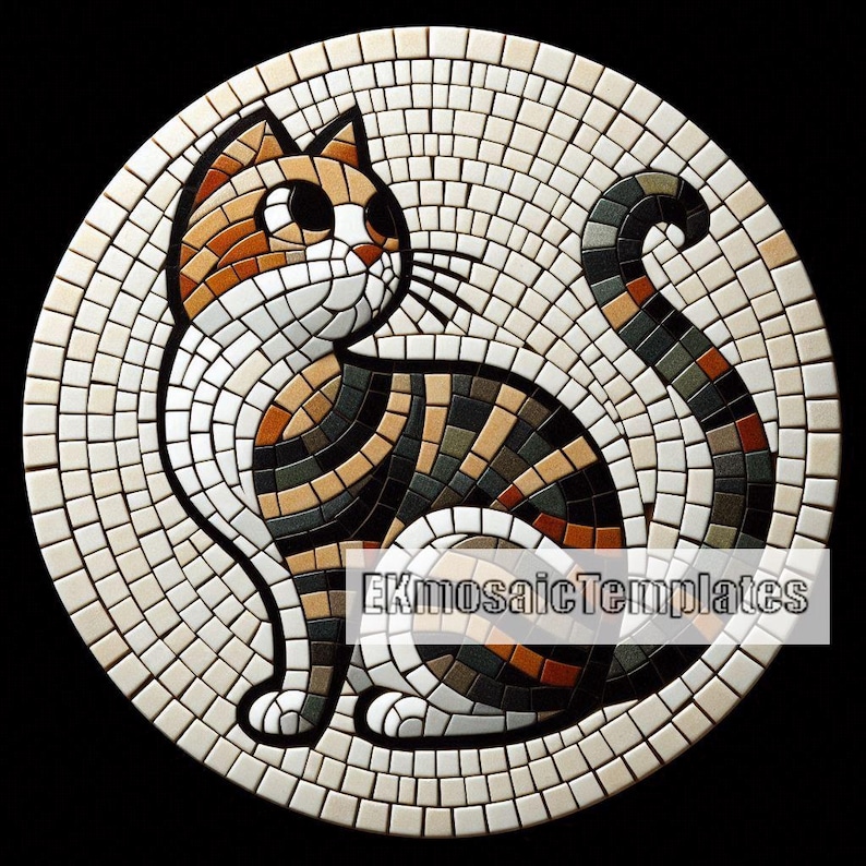 Puede incluir: Mosaico circular con dise&ntilde;o de gato. El gato presenta tonos marrones, negros, blancos y naranjas, con una cola larga y curvada. El mosaico est&aacute; compuesto por peque&ntilde;as baldosas cuadradas sobre un fondo beige claro.