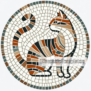 Puede incluir: Un dise&ntilde;o de gato en mosaico en un patr&oacute;n circular. El gato est&aacute; representado en tonos de marr&oacute;n, negro y beige, con un fondo blanco. El mosaico est&aacute; hecho de peque&ntilde;as baldosas cuadradas, creando un efecto texturizado. El gato est&aacute; sentado y mirando hacia la derecha.