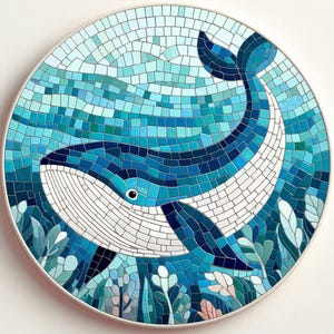 Puede incluir: Una obra de arte de mosaico redondo que representa una ballena en tonos azules y turquesas. La ballena es blanca y azul, con un patrón de mosaico detallado. La obra incluye plantas acuáticas y un borde blanco.