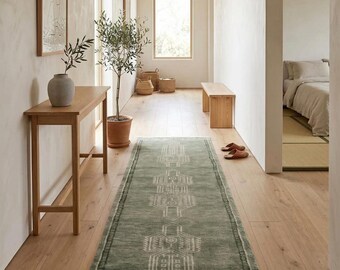 Alfombra anudada a mano en color verde salvia, alfombra de lana para pasillo con motivos geométricos tribales.