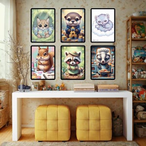 Op de afbeelding: Zes ingelijste kunstprints met schattige dierenillustraties. De prints tonen een lezend katje, een otter die blokken bouwt, een slapend babydier op een wolk, een eekhoorn met kunstbenodigdheden, een wasbeer met schort en een das als kok.