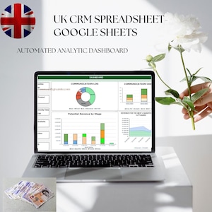 Könnte beinhalten: Ein Laptop-Bildschirm mit einer Tabelle mit Diagrammen, beschriftet mit "UK CRM SPREADSHEET - GOOGLE SHEETS". Das Bild enthält einen Stapel britischer Zehn-Pfund-Noten und eine weiße Blume. Der Text auf dem Bildschirm lautet "AUTOMATED ANALYTIC DASHBOARD".