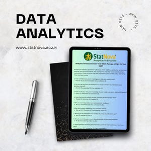 Può includere: Un tablet digitale mostra un questionario intitolato "Strumento decisionale per i servizi di analisi: Quale pacchetto è giusto per la tua PMI?" con il logo StatNova. Una penna nera e un taccuino nero sono a sinistra. Le parole "DATA ANALYTICS" sono in alto.