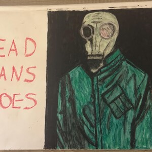 Puede incluir: Una ilustración dibujada a mano sobre papel que muestra una figura con una máscara de gas de color verde pálido y una chaqueta verde oscuro sobre un fondo negro. El texto "DEAD MANS SHOES" está escrito en letras rojas en el lado izquierdo.