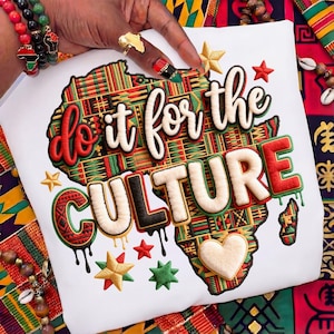 Op de afbeelding: Wit T-shirt met een geborduurde kaart van Afrika, gevuld met kleurrijke patronen in rood, groen en geel. De tekst "do it for the CULTURE" is prominent aanwezig. Decoratieve sterren en een hart accentueren het ontwerp.