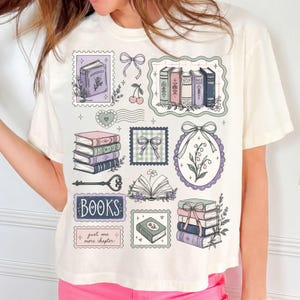 Just One More Chapter PNG、Coquette Books Collage シャツ、Cottagecore Bow Stamp Floral Key Library、Bookish Gift、デジタルダウンロード