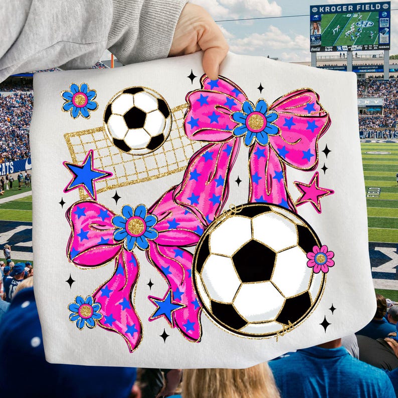 Preppy fotbollsrosett png, rosa fotbollsrosett png, matchdag, retro kokett fotboll png-tröjadesign, fotbollsmamma png, fotbollsmamma png, sport png bild 1