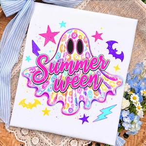 K&ouml;nnte beinhalten: Eine wei&szlig;e quadratische Leinwand mit einer zentralen Geisterillustration mit buntem Blumenmuster. Der Text Summer ween ist in leuchtendem Pink mit schwarzer Umrandung gedruckt. Um den Geist herum sind pinke, gelbe und blaue Sterne, Flederm&auml;use und Blitze.
