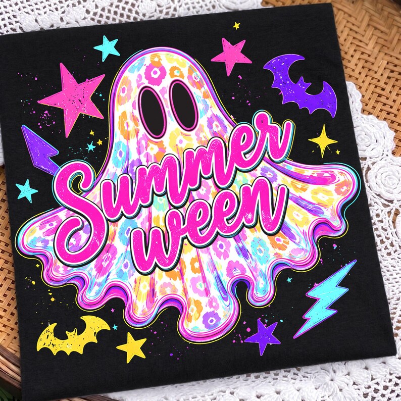 K&ouml;nnte beinhalten: Ein schwarzes T-Shirt mit einer zentralen Geistergrafik mit buntem Blumenmuster. Der Text Summer ween ist in leuchtendem Pink &uuml;ber den Geist gedruckt. Das Design enth&auml;lt umgebende Elemente wie rosa, gelbe und violette Sterne, Flederm&auml;use und blaue Blitze.
