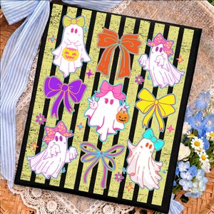 Op de afbeelding: Een rechthoekige print met een verweerde gele en zwarte verticaal gestreepte achtergrond, versierd met vijf witte geesten en vier kleurrijke strikken. De geesten zijn afgebeeld met diverse accessoires, waaronder een pompoenemmer en haarstrikken.