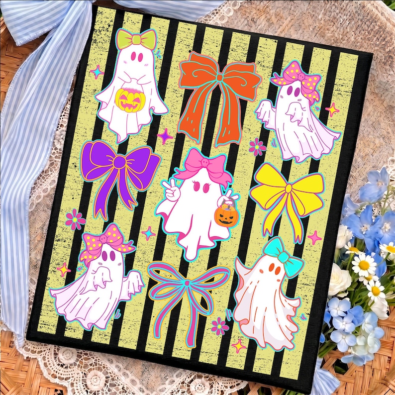 Op de afbeelding: Een rechthoekige print met een verweerde gele en zwarte verticaal gestreepte achtergrond, versierd met vijf witte geesten en vier kleurrijke strikken. De geesten zijn afgebeeld met diverse accessoires, waaronder een pompoenemmer en haarstrikken.