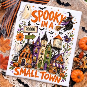 Puede incluir: Un letrero rectangular blanco con una colorida ilustración de Halloween y el texto SPOOKY IN A SMALL TOWN. El diseño incluye un pueblo embrujado, fantasmas, una bruja en escoba, calabazas, murciélagos y una señal con el número 90001.