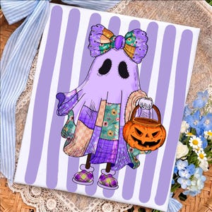 Könnte beinhalten: Ein quadratischer Druck mit einem Cartoon-Geist, der eine große Schleife auf dem Kopf trägt und ein Laken im Patchwork-Stil mit violetten, orangen und floralen Mustern trägt. Der Geist hält einen orangen Kürbiseimer vor vertikalen violetten Streifen.