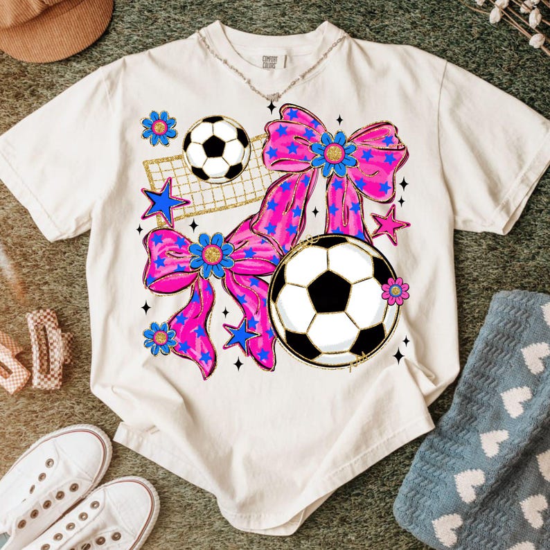 Preppy fotbollsrosett png, rosa fotbollsrosett png, matchdag, retro kokett fotboll png-tröjadesign, fotbollsmamma png, fotbollsmamma png, sport png bild 2