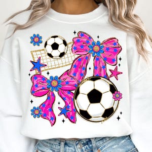 Preppy fotbollsrosett png, rosa fotbollsrosett png, matchdag, retro kokett fotboll png-tröjadesign, fotbollsmamma png, fotbollsmamma png, sport png bild 3