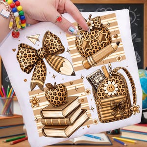 Pode incluir: Uma superfície de tecido branco com um padrão repetido de ilustrações escolares em estampa de leopardo e listras bege. O design inclui um laço grande, uma maçã com óculos em forma de estrela, uma pilha de três livros e uma mochila.