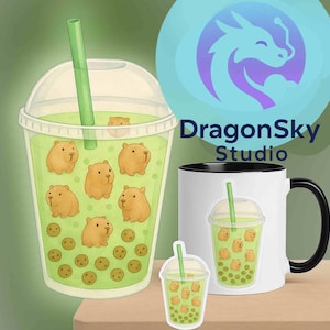 Puede incluir: Un vaso grande de plástico transparente, una pegatina y una taza blanca con interior y asa negros, todos con una bebida verde con ilustraciones de carpinchos y una pajita verde. El logotipo de DragonSky Studio está en el fondo.