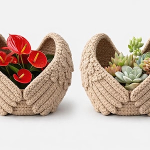 Pode incluir: Duas floreiras bege em crochê em forma de asas de anjo. Uma contém vibrantes flores de antúrio vermelho, a outra apresenta uma variedade de suculentas. Estas floreiras decorativas adicionam um toque único a qualquer decoração.