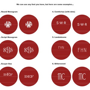 Op de afbeelding: Voorbeelden van gepersonaliseerde monogrammen in verschillende lettertypen, waaronder Round Monogram, Script Monogram, Ecuyer Dax, Comfortaa, Landsdowne en Bittersweet. Elk ontwerp wordt weergegeven op een rode cirkelvormige achtergrond met witte tekst. De tekst bovenaan luidt: "We kunnen elk lettertype gebruiken dat je hebt, maar hier zijn enkele voorbeelden..."