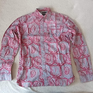 Op de afbeelding: Een overhemd met lange mouwen en knopen met een roze, grijze en witte paisley-patroon. Het overhemd heeft een kraag, twee borstzakken en een klein zakje aan de linkerkant. De stof lijkt katoen of een vergelijkbaar materiaal te zijn.