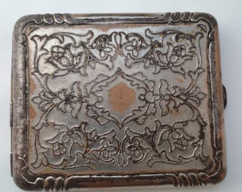 Vintage Sovjet metalen sigarettenkoker bloemenreliëf jaren 1960 zak sigarettenhouder halverwege de eeuw Tobacciana Collectible